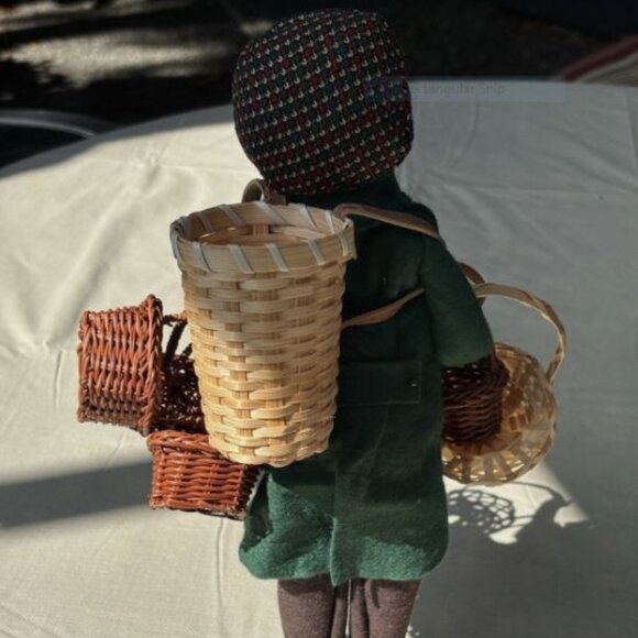 Byers Choice Caroler 2009 Basket Peddler Maker Vendor Man The Carolers READ - Picture 2 of 6